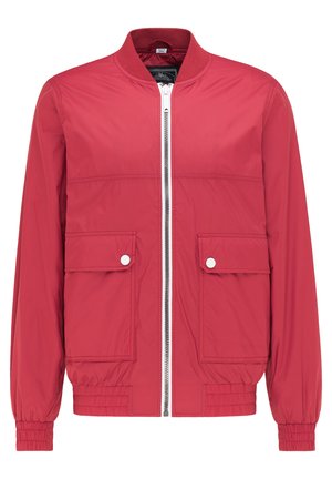 Czerwona kurtka bomberka z pełnym zipperem, dwiema przednimi kieszeniami z klapami, elastycznymi mankietami oraz prążkowanym kołnierzem. Gładki, lekki materiał.