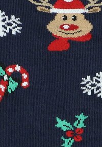 Dzianina z ciemnogranatowym tłem, na którym znajdują się kolorowe wzory związane ze Świętami Bożego Narodzenia, w tym renifer, płatki śniegu, lizaki i ostrokrzew.