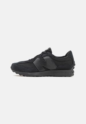 Schwarzer Sneaker in niedriger Ausführung mit Velours- und Mesh-Obermaterial, großem erhabenen "N" an der Seite, Schnürverschluss und strukturierter Gummisohle.