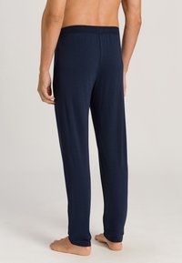 Marineblauwe pyjamabroek van zachte stof, met een elastische tailleband en een comfortabele pasvorm, met lange benen die uitlopen op een omgeslagen zoom.