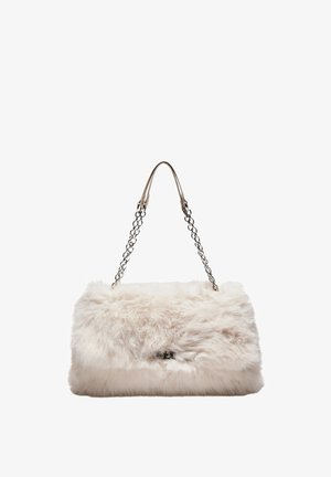 Sac en fausse fourrure beige doux avec une sangle en chaîne argentée et des détails en cuir sur fond blanc.
