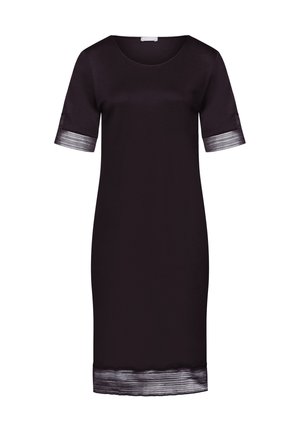Vestido negro con mangas cortas, escote redondo y franjas metálicas de contraste en las mangas y el dobladillo. Textura de tela suave.