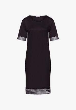 Vestido negro con mangas cortas, escote redondo y franjas metálicas de contraste en las mangas y el dobladillo. Textura de tela suave.