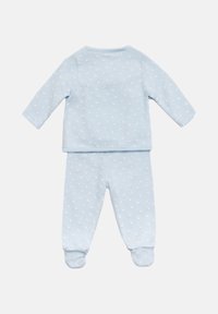 Conjunto de pijama para niños en azul claro, con mangas largas y pantalones, que presenta un pequeño patrón floral y un tejido suave para mayor comodidad.