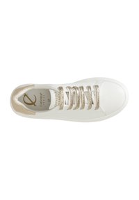 Vit sneaker med metallisk guldaccent, texturerade snören och en slät läderfinish. Har en vadderad krage och präglad logotyp inuti.
