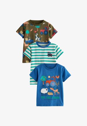 Kolm lühikeste varrukatega puuvillast T-särki: üks roheline taluloomadega, üks roheliselt ja valgelt triibuline traktori pildiga, ja üks sinine taluteemaliste graafikatega.