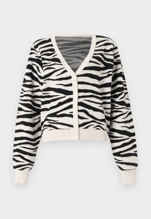 Cárdigan de botones con escote en V y estampado de cebra en blanco y negro, con mangas largas y puños y bajo acanalados, presentado sobre un fondo liso.