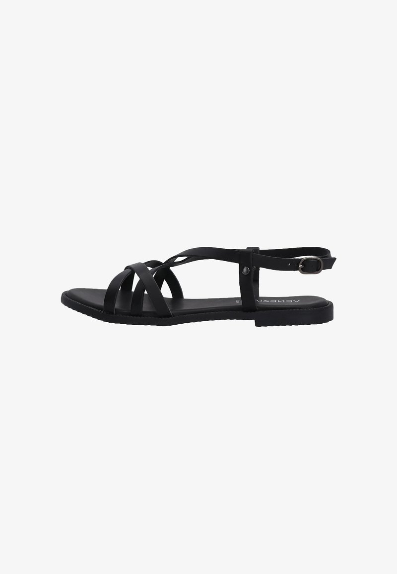 Zwarte platte sandalen met meerdere kruisingen en een verstelbare enkelgesp. Textuur verhoogt grip en comfort. Lichtgewicht ontwerp.