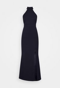 Vestido negro de cuello halter con un torso entallado, un cuello alto y una abertura lateral, hecho de una tela suave. Diseño hasta el suelo.