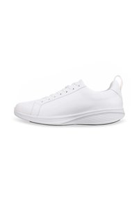 Chaussure de sport blanche avec une tige en synthétique lisse, un design à lacets, un bout arrondi et une semelle texturée et rembourrée de forme courbée.