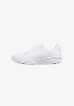 Zapatilla deportiva blanca con un upper sintético suave, diseño de cordones, punta redondeada y una suela texturizada y acolchada con forma curva.