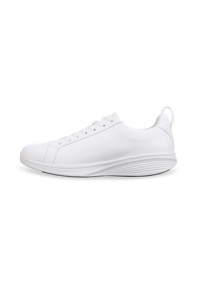Chaussure de sport blanche avec une tige en synthétique lisse, un design à lacets, un bout arrondi et une semelle texturée et rembourrée de forme courbée.