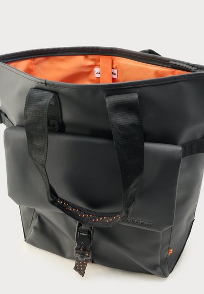 Sac fourre-tout noir avec intérieur orange, double poignée, poche à rabat avant et sangle à boucle noire avec couture orange sur fond blanc.