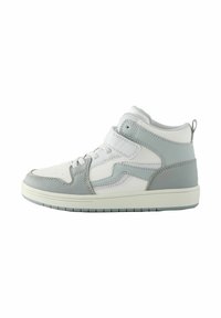 Tenis cu gât înalt, de culoare albă, cu accente gri deschis. Prezintă un superior din piele netedă, închidere cu șireturi și talpă din cauciuc cu un model texturat pentru aderență.