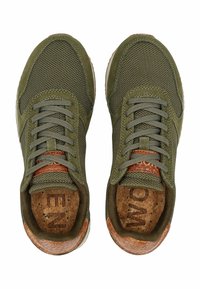 Sneakers verde oliva con materiali in mesh testurizzato e suede, dotati di una soletta in sughero e un accento marrone sul tallone. Design classico con lacci.