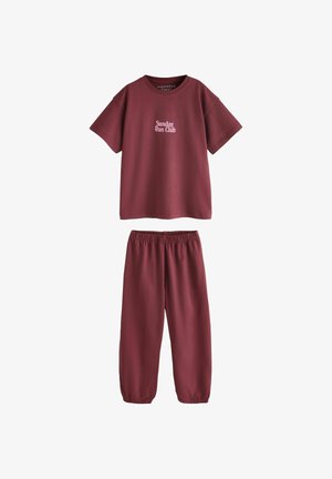 Bordo spalvos trumpomis rankovėmis marškinėliai su užrašu „Sunday Run Club“ ir derančios laisvalaikio kelnės su elastine juosmens juosta, pateiktos ant balto fono.