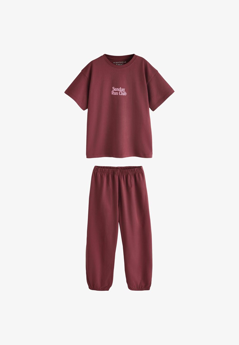 Bordowa koszula z krótkim rękawem z napisem "Sunday Run Club" zestawiona z pasującymi spodniami dresowymi z elastycznym pasem, na białym tle.