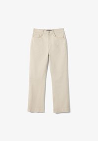 Pantalones beige de pierna recta con botón y cremallera frontal, trabillas para cinturón y diseño de cinco bolsillos, colocados planos sobre un fondo blanco.