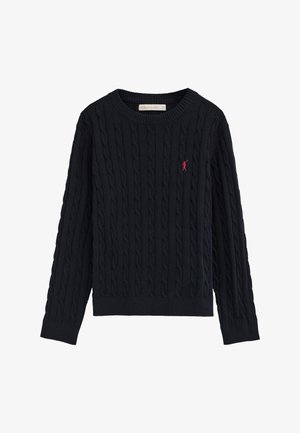 Pull en maille torsadée bleu marine à manches longues avec un col rond et un petit logo de polo rouge brodé sur la poitrine.
