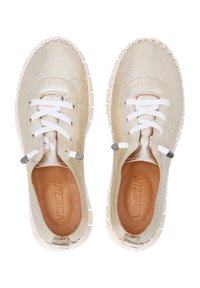 Metallisch goldene Slipper mit weißen Schnürsenkeln, Lederoberteil, gepolsterter Innensohle und einer strukturierten Gummisohle mit grauen Akzenten.