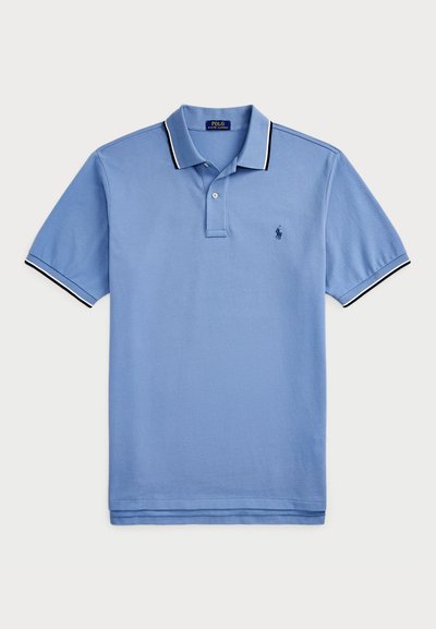 Svijetloplava polo majica od pamuka, s plavim gumbima, ovratnikom s crno-bijelim prugama i izvezenim logom na prsima.