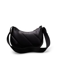 Černá kožená kabelka přes rameno s zakřiveným tvarem, prošívanou texturou a černým látkovým popruhem. Obsahuje stříbrné kování a zipové zapínání.