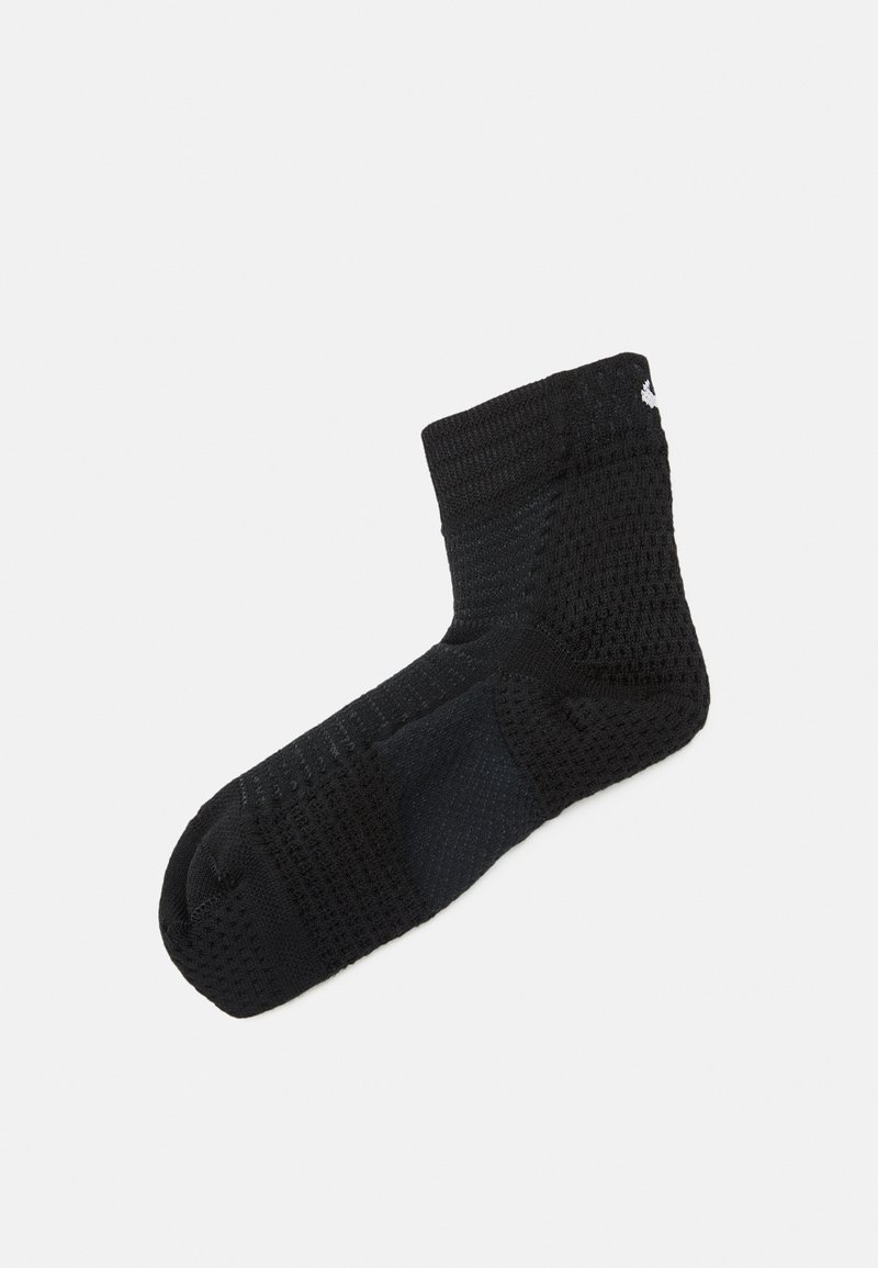 Schwarze Socke mit strukturiertem Netzdesign, verstärktem Fersen- und Zehenbereich sowie einem gerippten Bündchen für einen sicheren Sitz. Das Material scheint dehnbar zu sein.