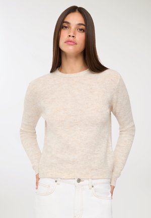 Maglione beige chiaro realizzato in morbido tessuto a maglia, con collo a giro e maniche lunghe, caratterizzato da una sottile texture e orlo a coste.