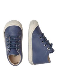 Modré kožené boty s bílou gumovou podrážkou, kulatou špičkou a šněrovacím designem; texturovaný vzor na podrážce; prošívané detaily kolem okrajů.