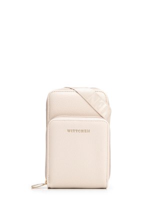 Petit sac en cuir beige compact à bandoulière avec poche avant, fermeture éclair dorée et large sangle embossée du nom de la marque "WITTCHEN".