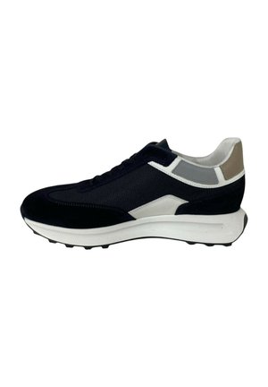 Scarpe sportive nere e blu con tomaia in rete, dettagli in camoscio, suola intermedia bianca e rifiniture grigie e beige sul tallone.