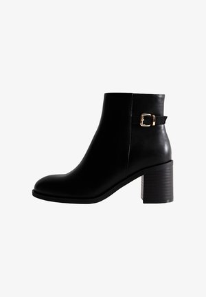 Zwarte leren enkellaars met een ronde neus, een mid-heels blokhak en een zijgespaccent. Gladde textuur en minimalistisch design.