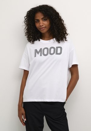 T-shirt en coton blanc à manches courtes, avec un texte noir en gras "MOOD" sur la poitrine dans une police rayée. Coupe décontractée affichée.