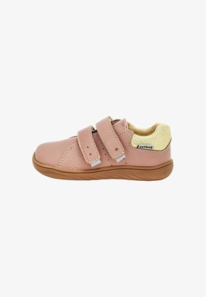 Roze leren schoen voor kinderen met twee klittenbandsluitingen, bruine rubberen zool en glinsterende gouden hielrand, gelabeld "BARTEK."