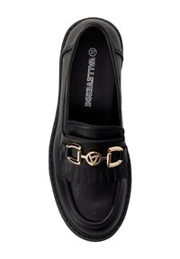 Mocassini in pelle nera con frange sul davanti e un accento in oro con fibbia. L'interno presenta una fodera texture e un dettaglio con logo.