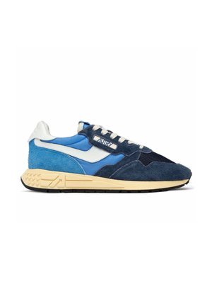 Sneaker basse con pannelli in camoscio blu e mesh, logo bianco sul lato, suola crema e lacci bianchi, vista dal lato esterno.