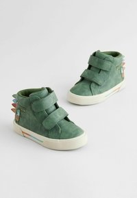 Zielone wysokie buty sportowe wykonane z teksturowanego materiału, z dwiema rzepami, zdobione kolorowymi akcentami w kształcie piór oraz kontrastującą białą podeszwą.