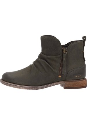 Oliwkowozielony skórzany botek za kostkę z okrągłym noskiem, fakturowaną cholewką, marszczonym wzorem, zamkiem błyskawicznym po boku oraz ozdobnym obcasem przypominającym drewno.