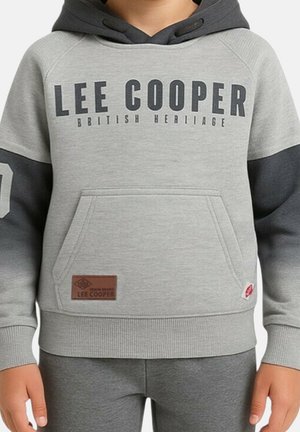 Sweat à capuche gris avec manches gris foncé, doté d'une poche kangourou à l'avant et d'un écusson logo semblable au cuir. Le texte indique "LEE COOPER BRITISH HERITAGE."