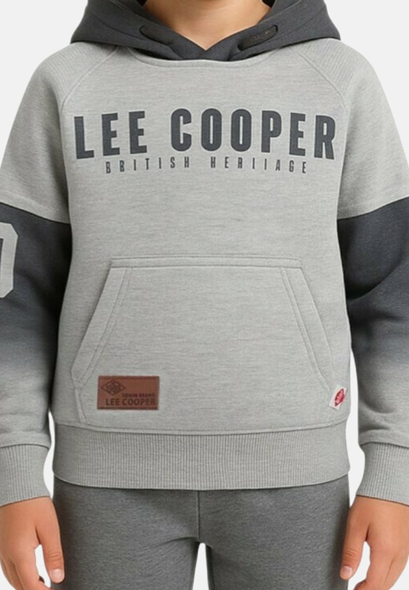 Sweat à capuche gris avec manches gris foncé, doté d'une poche kangourou à l'avant et d'un écusson logo semblable au cuir. Le texte indique "LEE COOPER BRITISH HERITAGE."