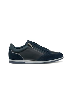 Sneaker blu navy con una combinazione di pelle liscia e suede testurizzato. Presenta una cerniera laterale, suola a contrasto e dettagli di design minimalisti.