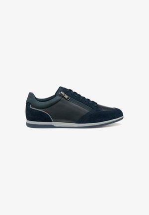 Marineblaue Sneaker aus einer Mischung aus glattem Leder und strukturiertem Wildleder. Merkmale sind ein seitlicher Reißverschluss, eine kontrastierende Sohle und minimalistische Designdetails.