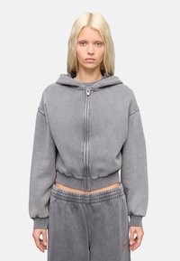 Grijze cropped zip-up hoodie met een capuchon, gemaakt van textuurstof, met ribbel-elastische manchetten en tailleband, gecombineerd met bijpassende grijze joggingbroek.