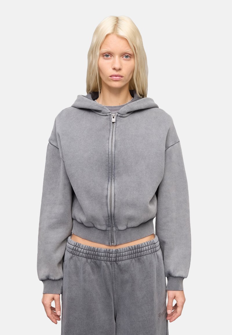 Grijze cropped zip-up hoodie met een capuchon, gemaakt van textuurstof, met ribbel-elastische manchetten en tailleband, gecombineerd met bijpassende grijze joggingbroek.