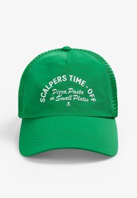 Vihreä verkko baseball-lippis, jossa valkoiset tekstit "SCALPERS TIME-OFF Pizza, Pasta ja Pienet Annostukset" ja pieni pääkallokuvio.