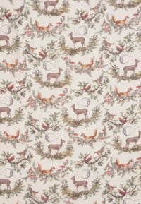 Patroonstof met herten, vossen, vogels, bladeren en paddenstoelen in aardetinten op een crèmekleurige achtergrond. Gedetailleerde botanische illustraties.
