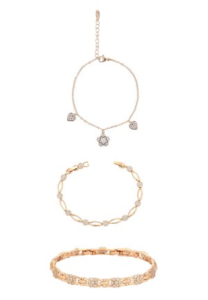 Trzy złote bransoletki z przezroczystymi kamieniami szlachetnymi; górna z zawieszkami w kształcie serca i kwiatu, środkowa z owalnymi i okrągłymi ogniwami, dolna z kwiatowym wzorem skupienia.