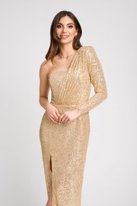 Złota sukienka z cekinami z jednostronnym odsłonięciem ramienia, dopasowanym krojem, fakturowaną powierzchnią oraz wysokim rozcięciem na udzie, z dopasowanym paskiem w talii.