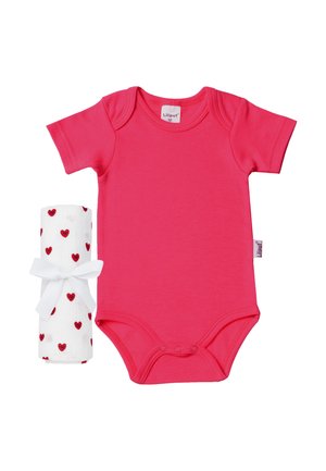 Leuchtend pinker Baby-Body mit kurzen Ärmeln und Druckknopfverschluss, kombiniert mit zusammengelegtem weißen Stoff, der mit kleinen roten Herzen dekoriert und mit einem weißen Band gebunden ist.