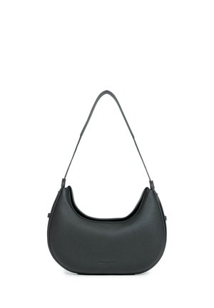 Sac à épaule en cuir noir texturé avec une forme incurvée en croissant et une sangle étroite unique.
